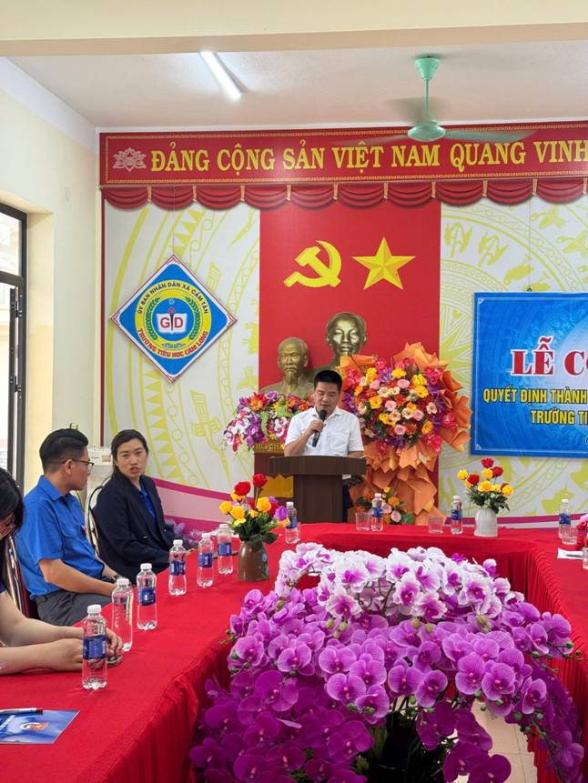Ảnh c&oacute; chứa trang phục, trong nh&agrave;, người, tường

Nội dung do AI tạo ra c&oacute; thể kh&ocirc;ng ch&iacute;nh x&aacute;c.
