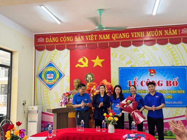 Ảnh c&oacute; chứa trang phục, trong nh&agrave;, tường, người

Nội dung do AI tạo ra c&oacute; thể kh&ocirc;ng ch&iacute;nh x&aacute;c.