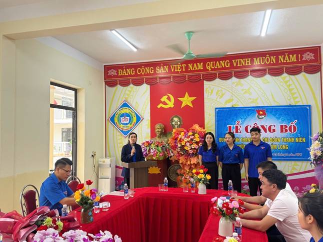 Ảnh c&oacute; chứa trang phục, trong nh&agrave;, người, tường

Nội dung do AI tạo ra c&oacute; thể kh&ocirc;ng ch&iacute;nh x&aacute;c.