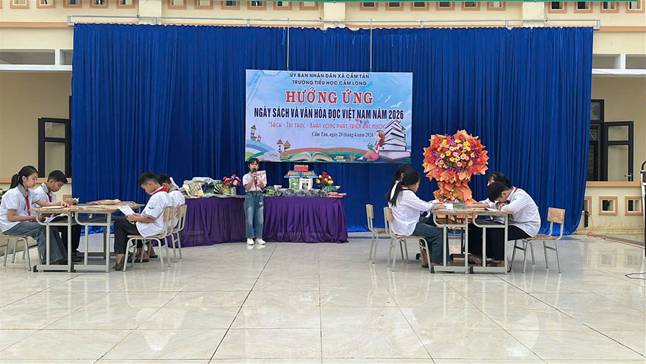 Ảnh c&oacute; chứa văn bản, trang phục, ghế, b&agrave;n

Nội dung do AI tạo ra c&oacute; thể kh&ocirc;ng ch&iacute;nh x&aacute;c.