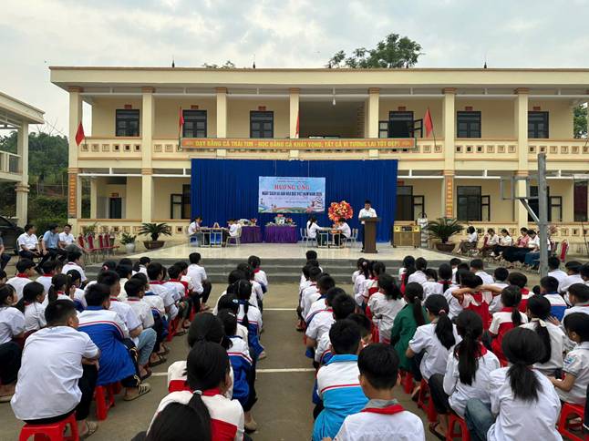 Ảnh c&oacute; chứa trang phục, bầu trời, người, ngo&agrave;i trời

Nội dung do AI tạo ra c&oacute; thể kh&ocirc;ng ch&iacute;nh x&aacute;c.