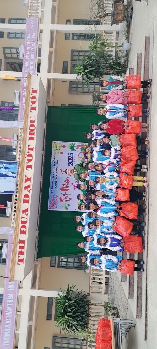 TRAO QUÀ TẾT.jpg